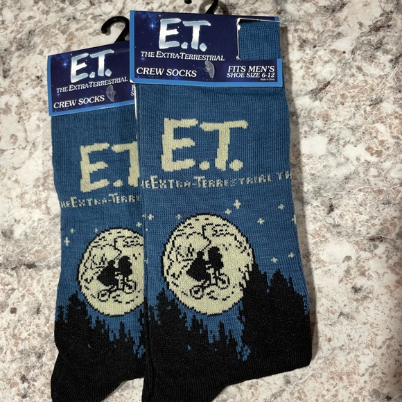 2 NWT Mens E.T. Extra Terrestrial Fun Crew Socks - Picture 1 of 1